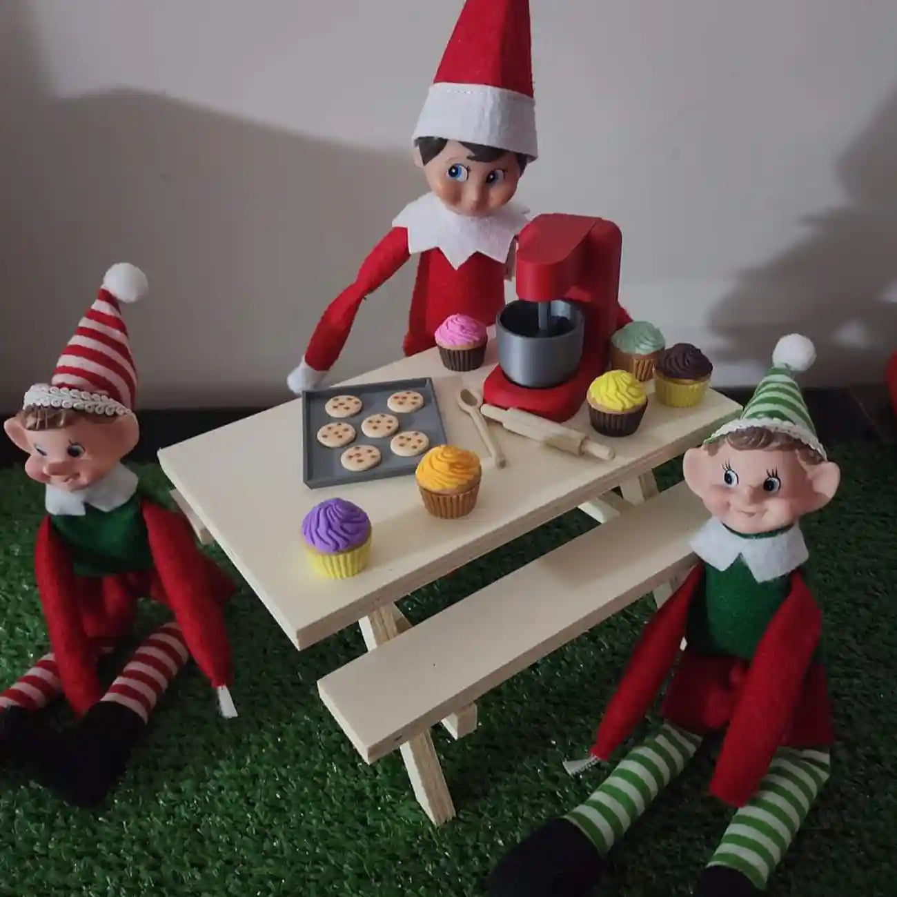 Elf customer baking set scene